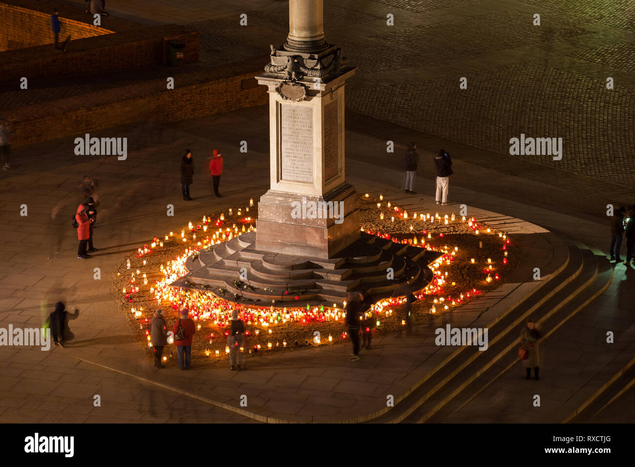 Polen, Warschau, Hauptstadt Trauer Tod von Bürgermeister von Danzig Pawel Ottar - Kerzen in Form eines Herzens an der Basis des Königs Sigismund culum Stockfoto
