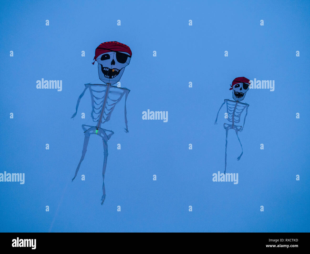 Zwei Skelett Piraten an der Kite Festival in Bray-Dunes 2018 Stockfoto