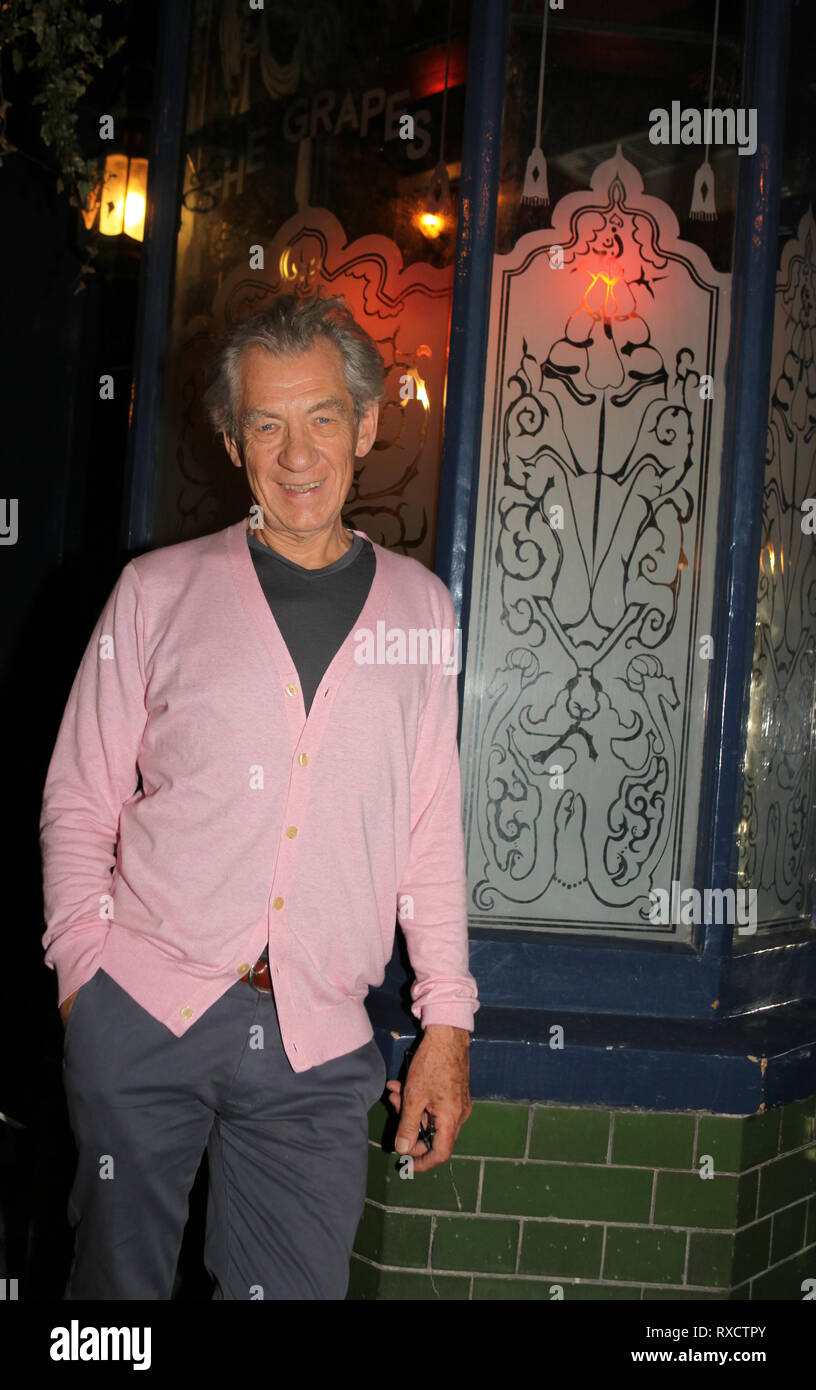 Schauspieler Ian McKellen an seinem Limehouse pub Die Trauben Stockfoto