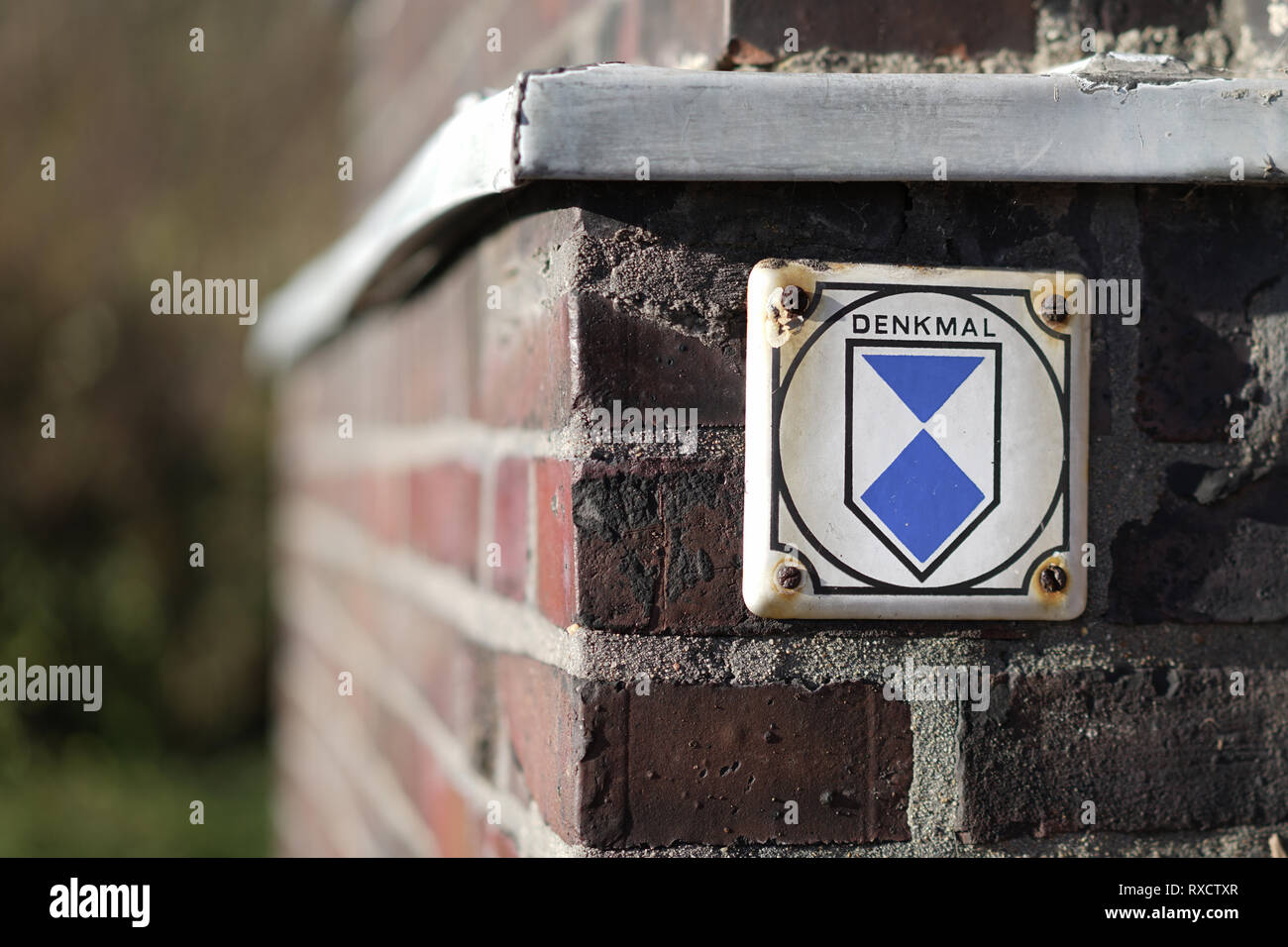 Denkmalschutz Abzeichen auf ein altes Haus in Magdeburg. Stockfoto
