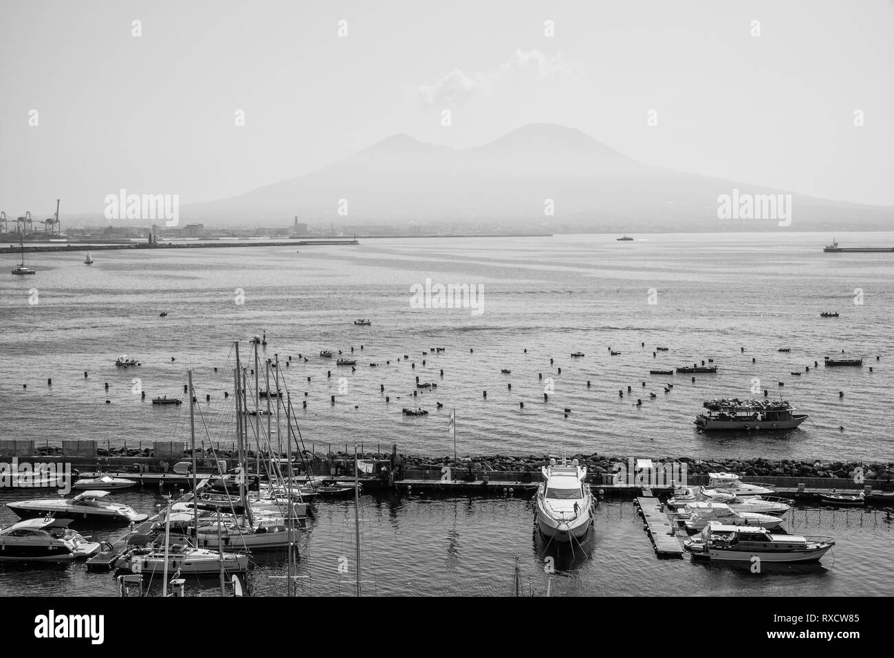 Neapel, Italien - August 09, 2015: Am Ufer des Sees in Neapel. Viele Boote am Ufer und dem Vesuv im Hintergrund. Stockfoto