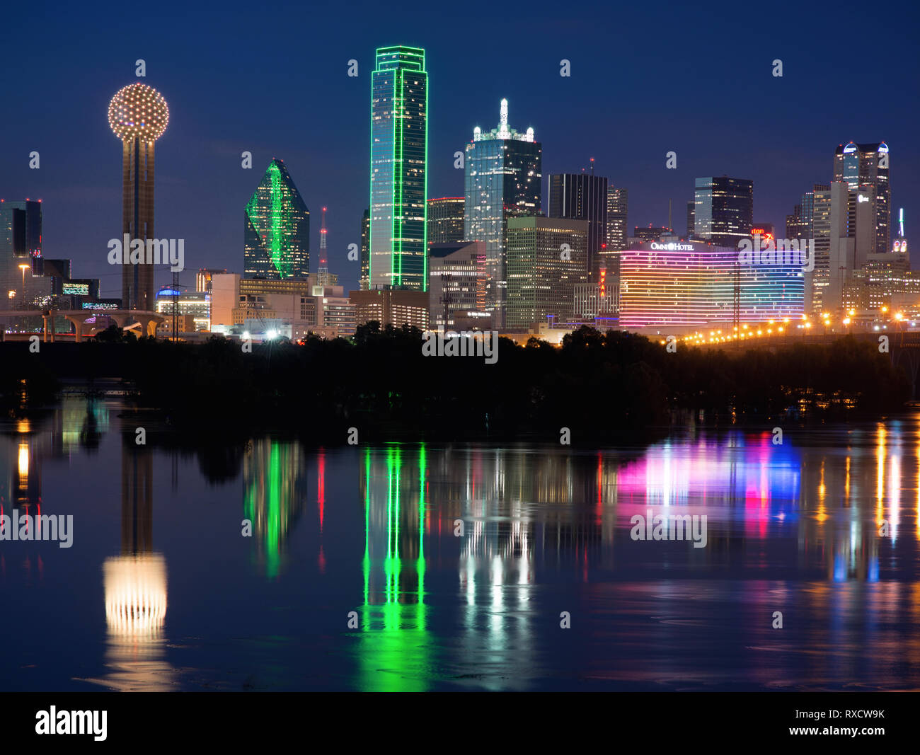 Dallas bunte Skyline bei Nacht mit Blick auf den Fluss Reflexion 31119 Stockfoto
