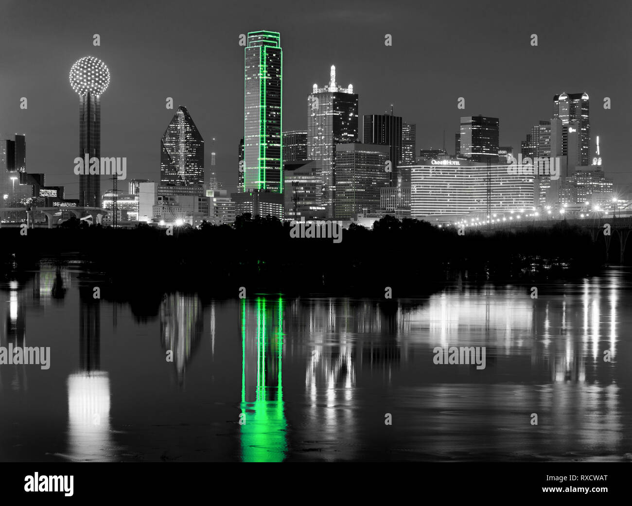 Skyline von Dallas und der Reflexion über die Trinity River - 031119 Stockfoto