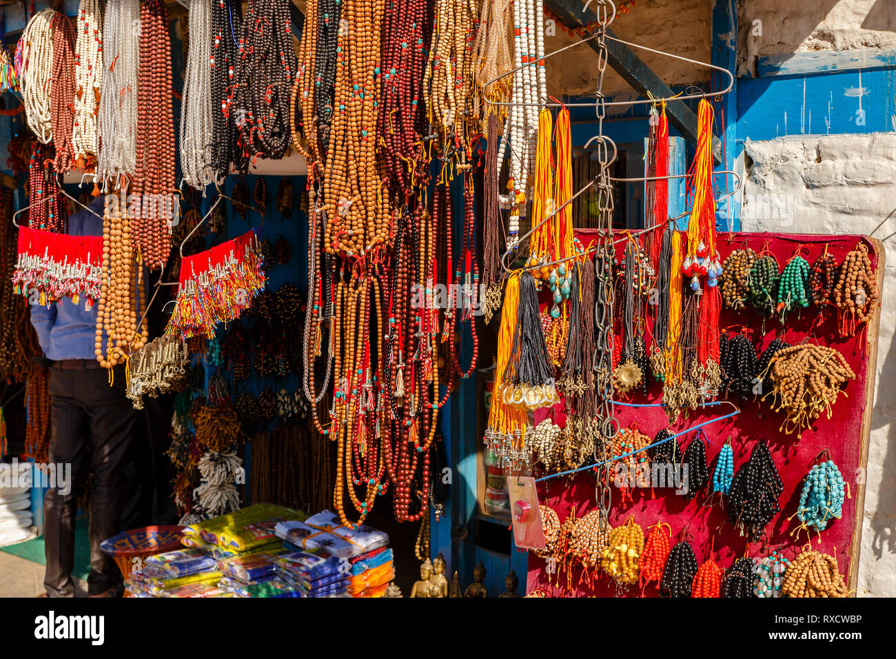 Kathmandu, Nepal - November 12, 2016: Geschenk Shop in Kathmandu. Boudha Stupa. Traditionelles souvenir Ketten und Bänder. Stockfoto