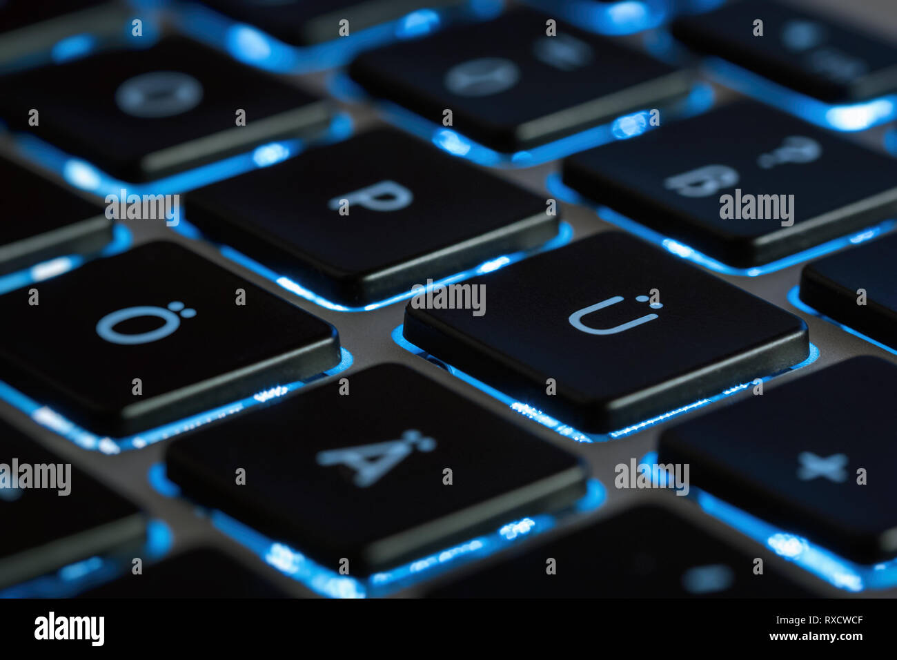 Computer Tastatur beleuchtet in blauer FarbeHintergrundbeleuchtung Stockfoto