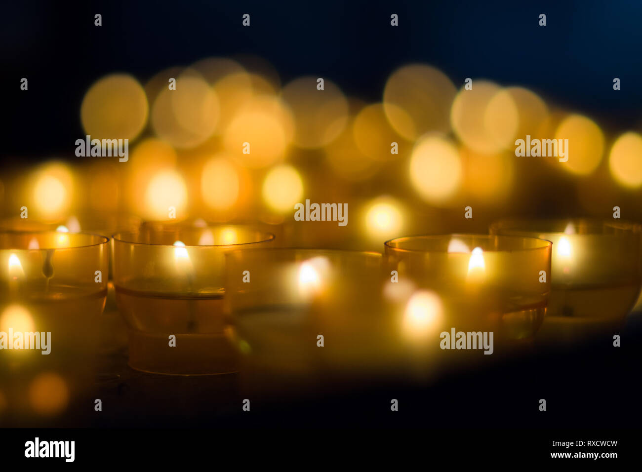 Impressionen vom Weihnachtsmarkt in Pfaffenhofen - Teelichter mit Bubble-Bokeh Stockfoto