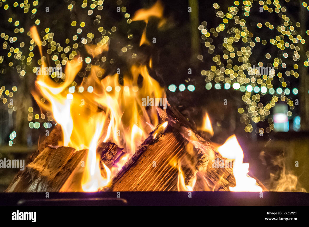 Impressionen vom Weihnachtsmarkt in Pfaffenhofen - brennendes Holz, Feuerstelle zum Aufwärmen Stockfoto