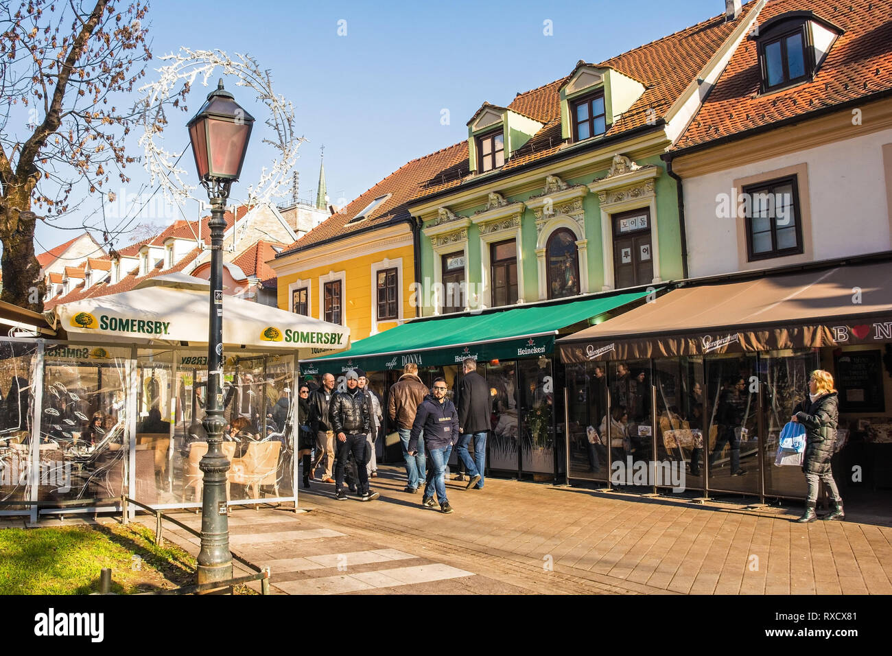 Zagreb, Kroatien - 29. Dezember 2018. Menschen flanieren Sie entlang der Ulica Ivana Tkalcica, einem berühmten Essen und Trinken Street im Zentrum von Zagreb, während der Chr Stockfoto