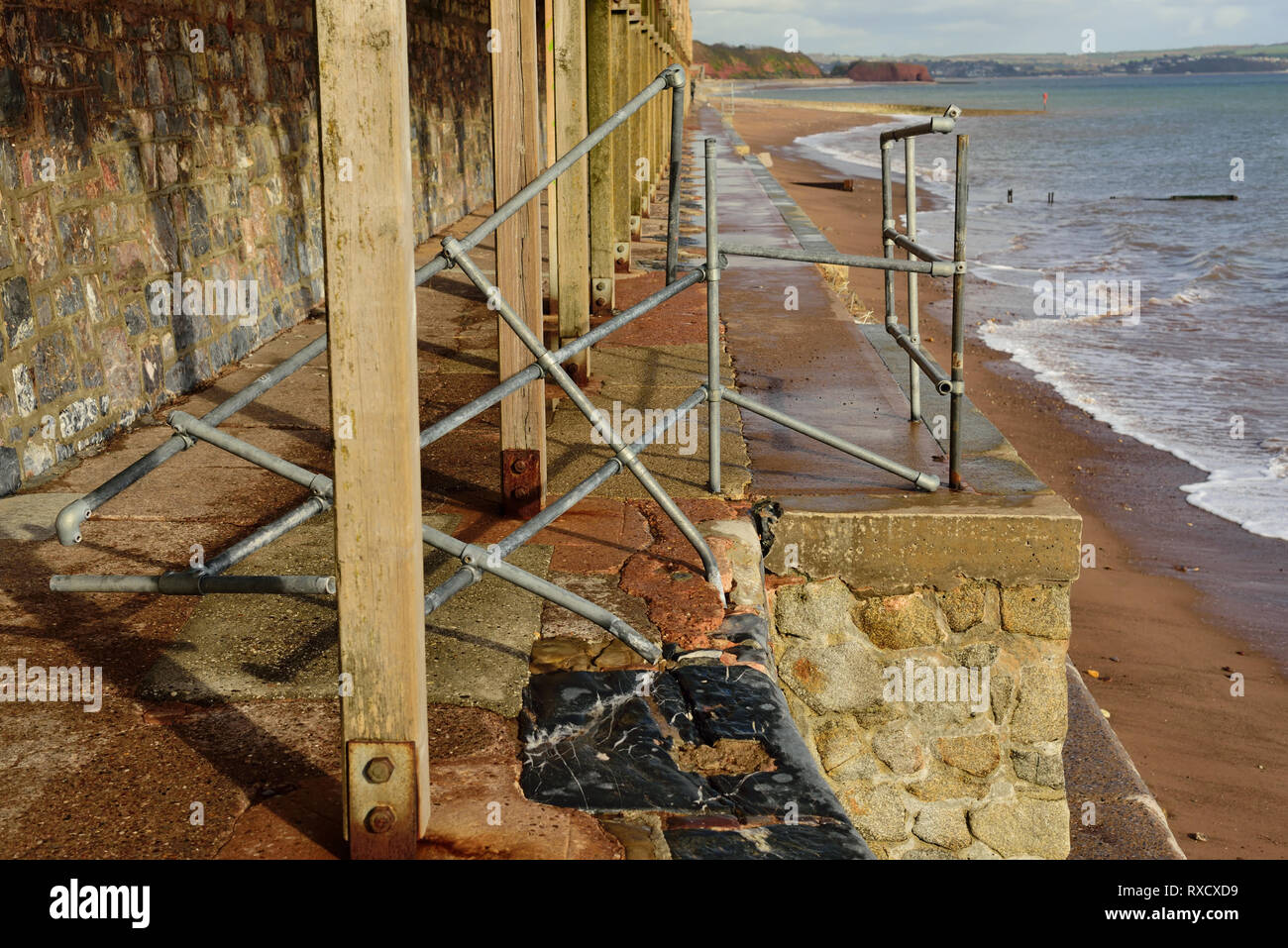 Beschädigte Geländer entlang der Wand in Dawlish. Stockfoto