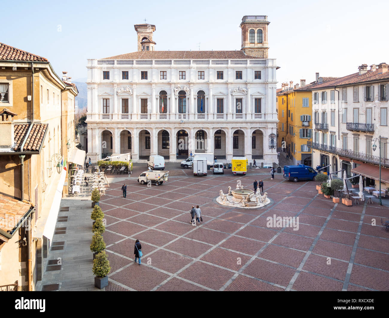 BERGAMO, Italien - 19 Februar 2019: oben Blick auf Touristen auf der Piazza Vecchia Square und öffentliche Bibliothek Biblioteca Civica Angelo Mai in Citta Alta (Upp Stockfoto