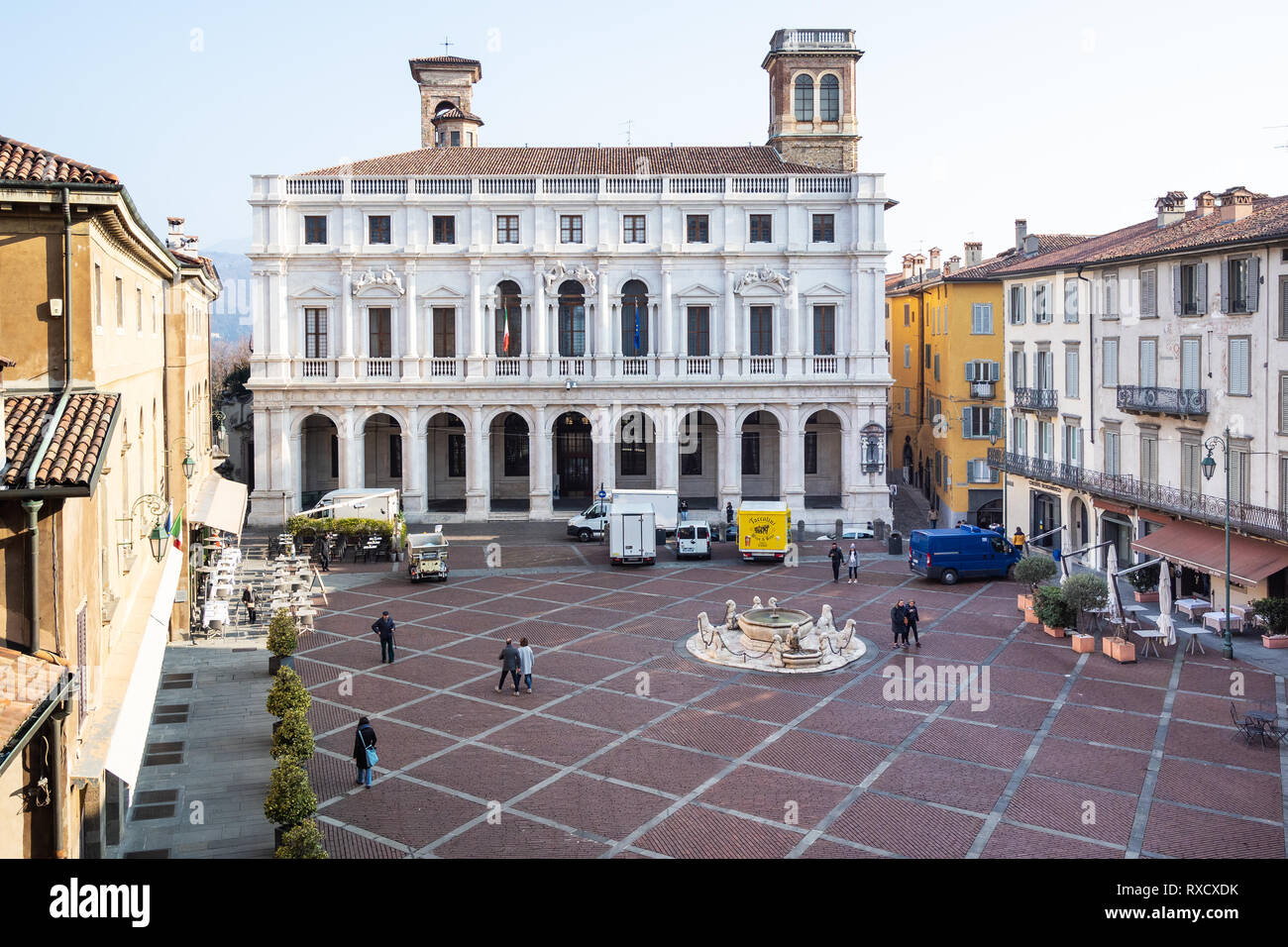 BERGAMO, Italien - 19 Februar 2019: oben Blick auf Menschen auf der Piazza Vecchia Square und öffentliche Bibliothek Biblioteca Civica Angelo Mai in Citta Alta (Obere Stockfoto