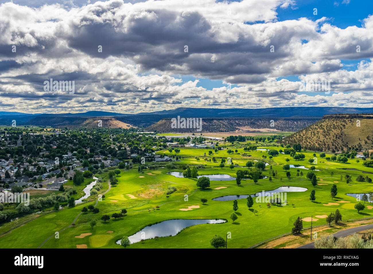 Mit Blick auf den Blick auf den Grüns der Wiese Lakes Golf Course in Prineville, Oregon, USA. Stockfoto