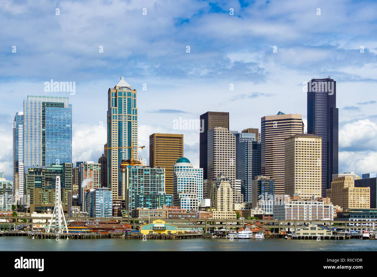 Seattle Skyline und Waterfront, Downtown Stadtbild, von der Elliott Bay an einem sonnigen Tag, Washington State, USA. Stockfoto