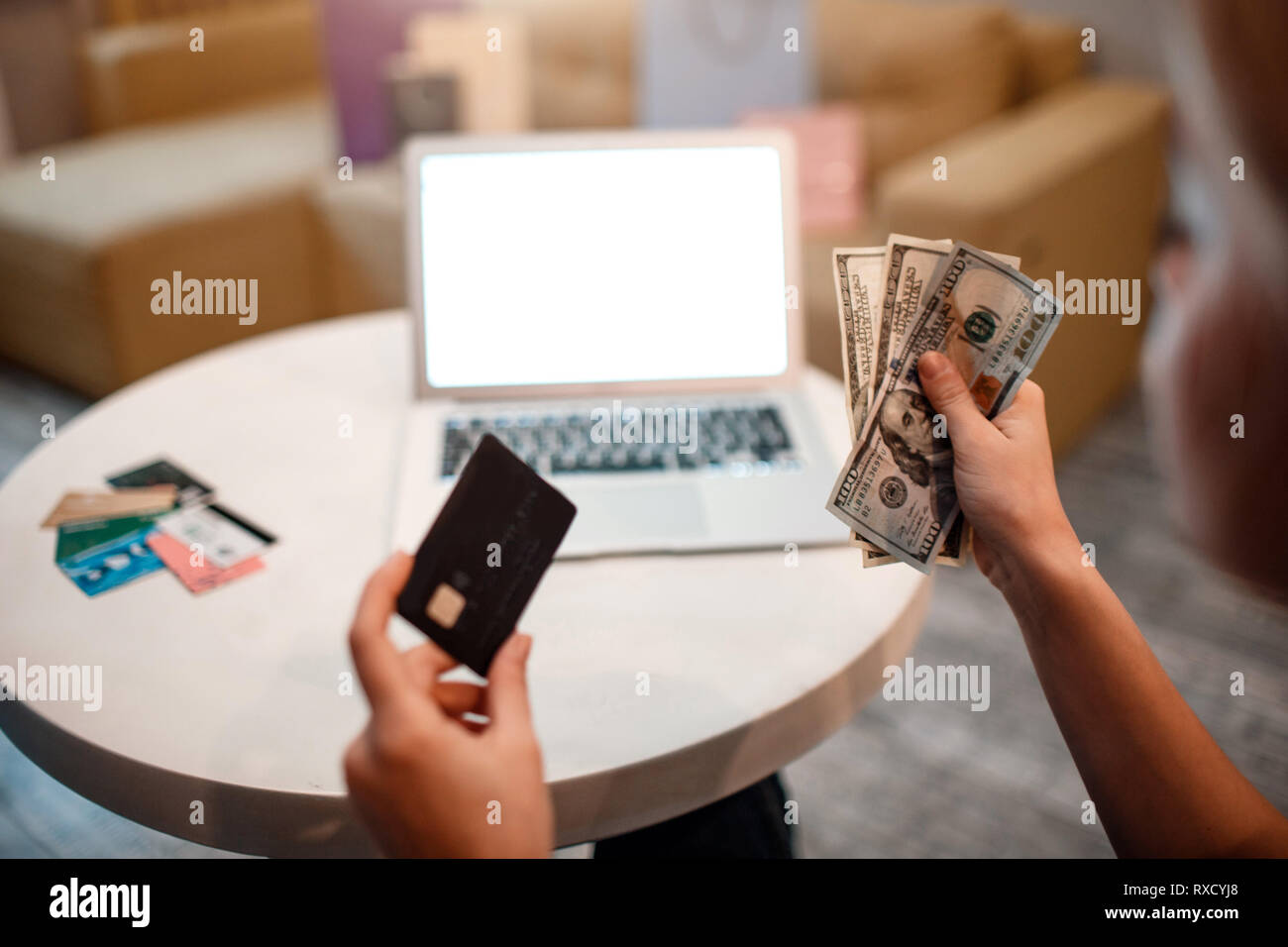 Online Shopping zu Hause. Wählen Sie eine Zahlungsmethode zwischen Kredit- oder EC-Karte und Bargeld Stockfoto