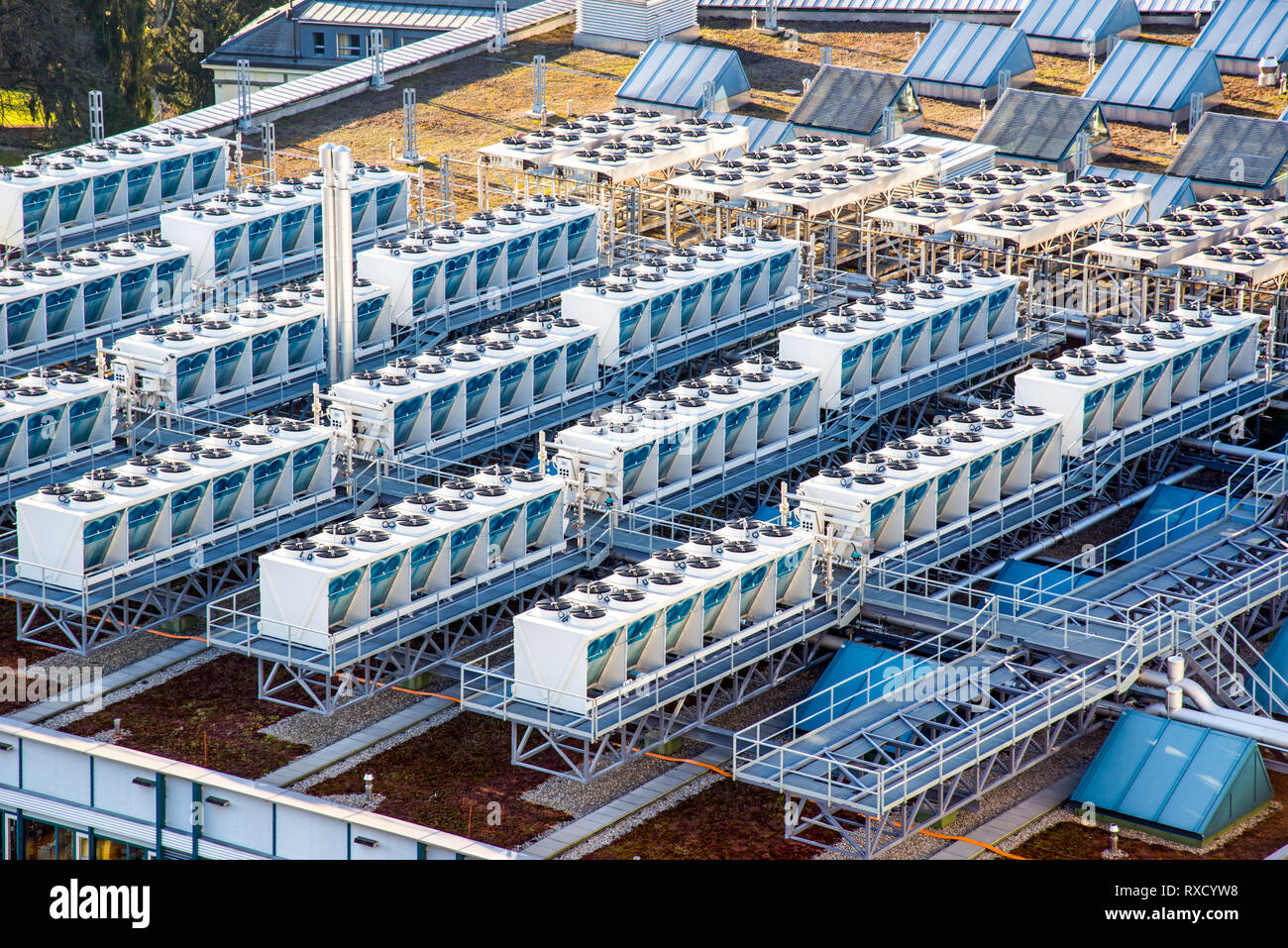 Klimaanlage Einheiten auf einem Dach der industriellen Gebäude Stockfoto