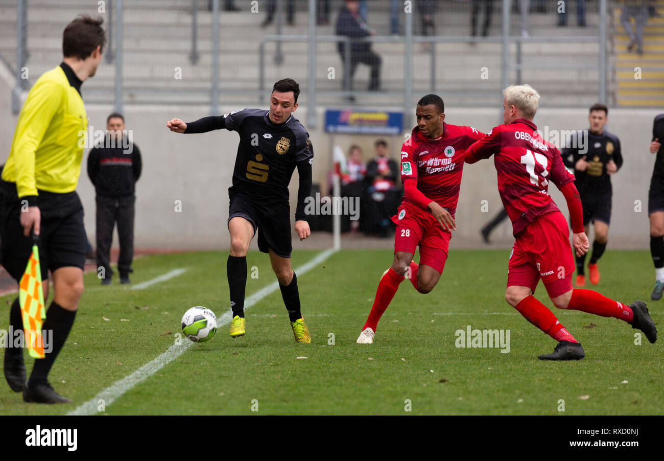 Sport, Fußball, Regionalliga West, 2018/2019, Rot Weiss Oberhausen vs Bonner SC 01/02 4-0, Stadion Niederrhein in Oberhausen, Szene des Spiels, v.l.n.r. Vojno Jesic (Bonn), Yassin Ben Balla (RWO), Tim Hermes (Rwo) Stockfoto