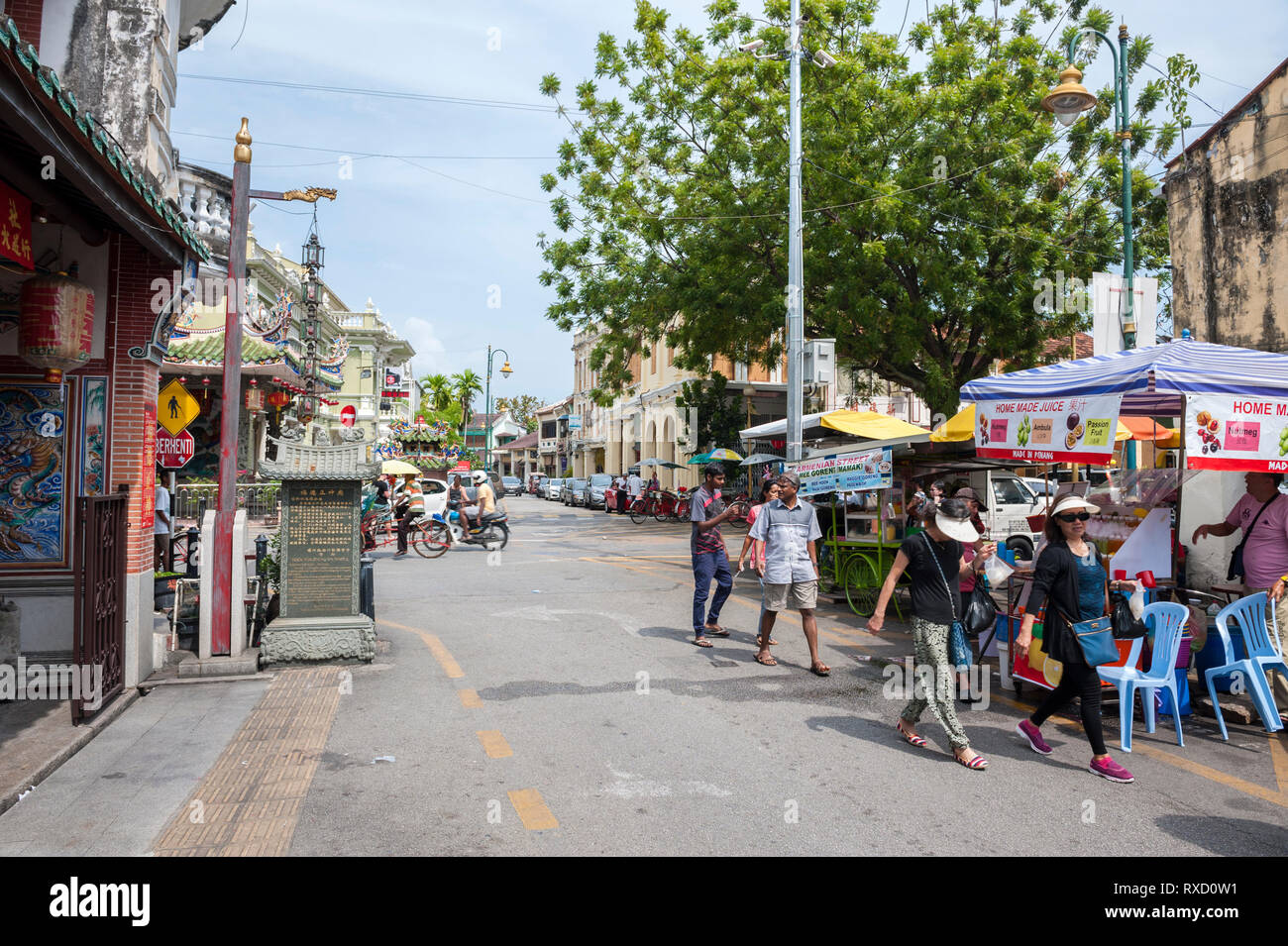 Touristen auf Armenian Street in Georgetown, Penang. Im Herzen des World Heritage District, die Straße ist bekannt für seine alten Clan Tempel bekannt und Stockfoto