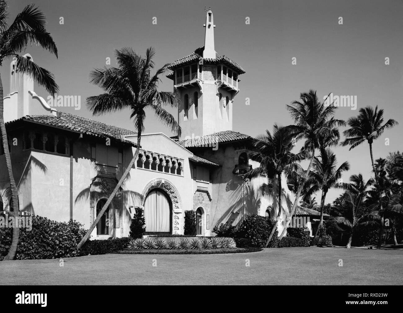 Mar-a-Lago (Spanisch für EA-zu-See') wurde das ehemalige Anwesen von Marjorie Merriweather Post und ist der 'Weißen Haus' und persönlichen Residenz von US-Präsident Donald Trump in Palm Beach, Florida. Die 62.500 Quadratfuß-Haus beherbergt auch die Mitglieder - nur Mar-a-Lago Club. Zwischen 1924 und 1927 Erbaut, das Anwesen erstreckt sich vom Intracoastal Waterway (See Wert) auf den Atlantik auf der vorgelagerten Insel von Palm Beach. Stockfoto