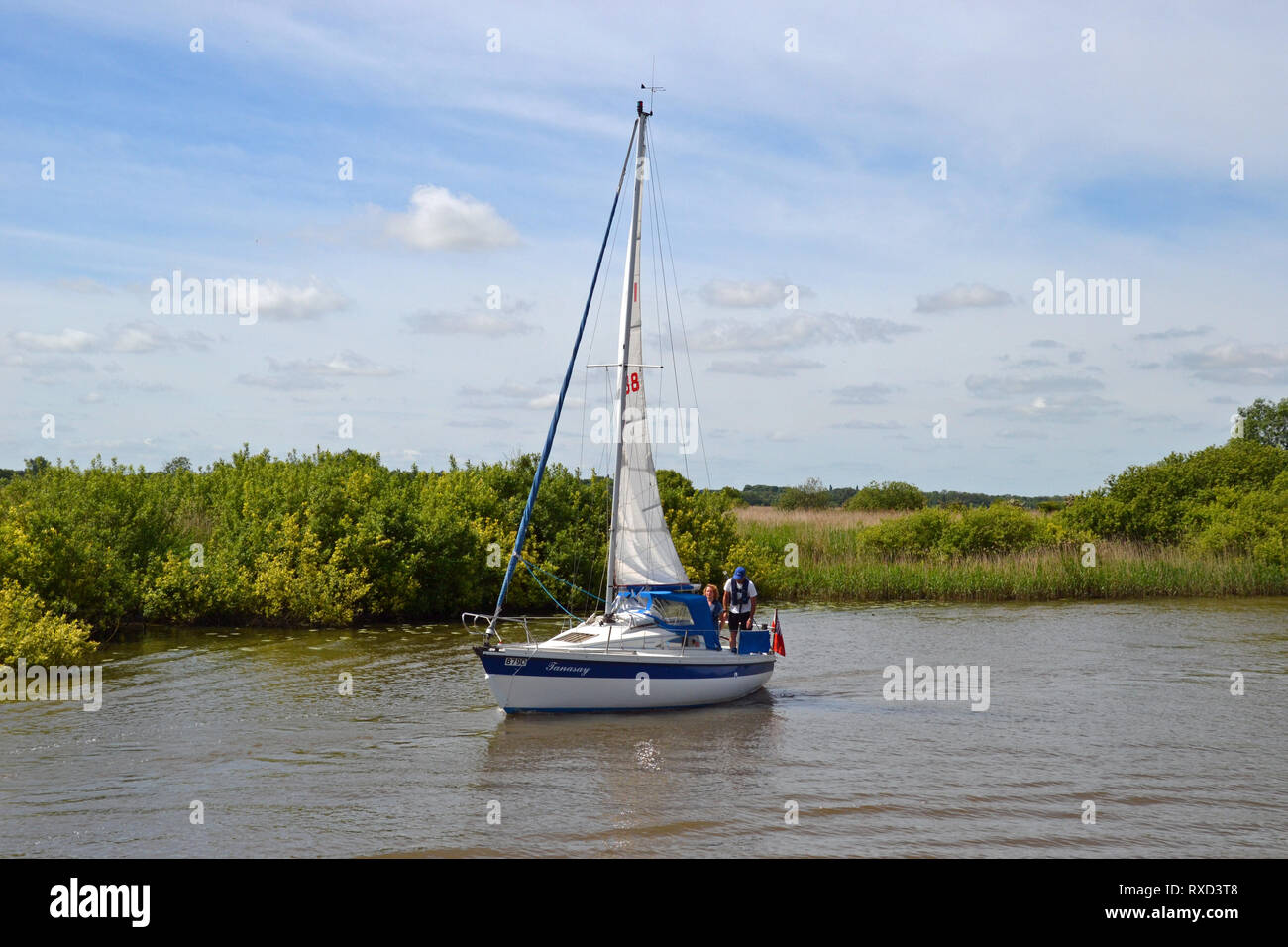 Kleines Segelboot bis zu reisen die Suffolk Broads, in der Nähe von Oulton Broad, Suffolk, Großbritannien Stockfoto