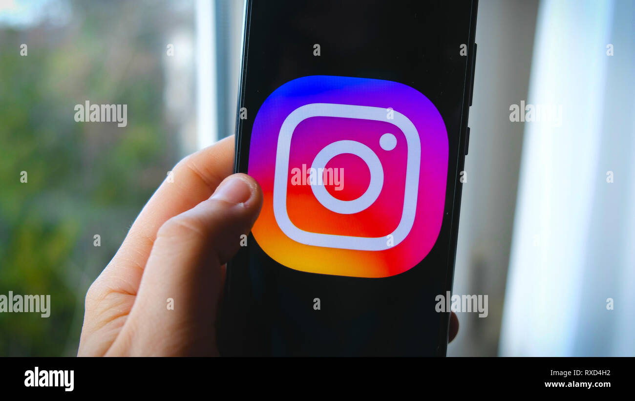 Hand Instagram App Symbol auf dem Smartphone Stockfoto