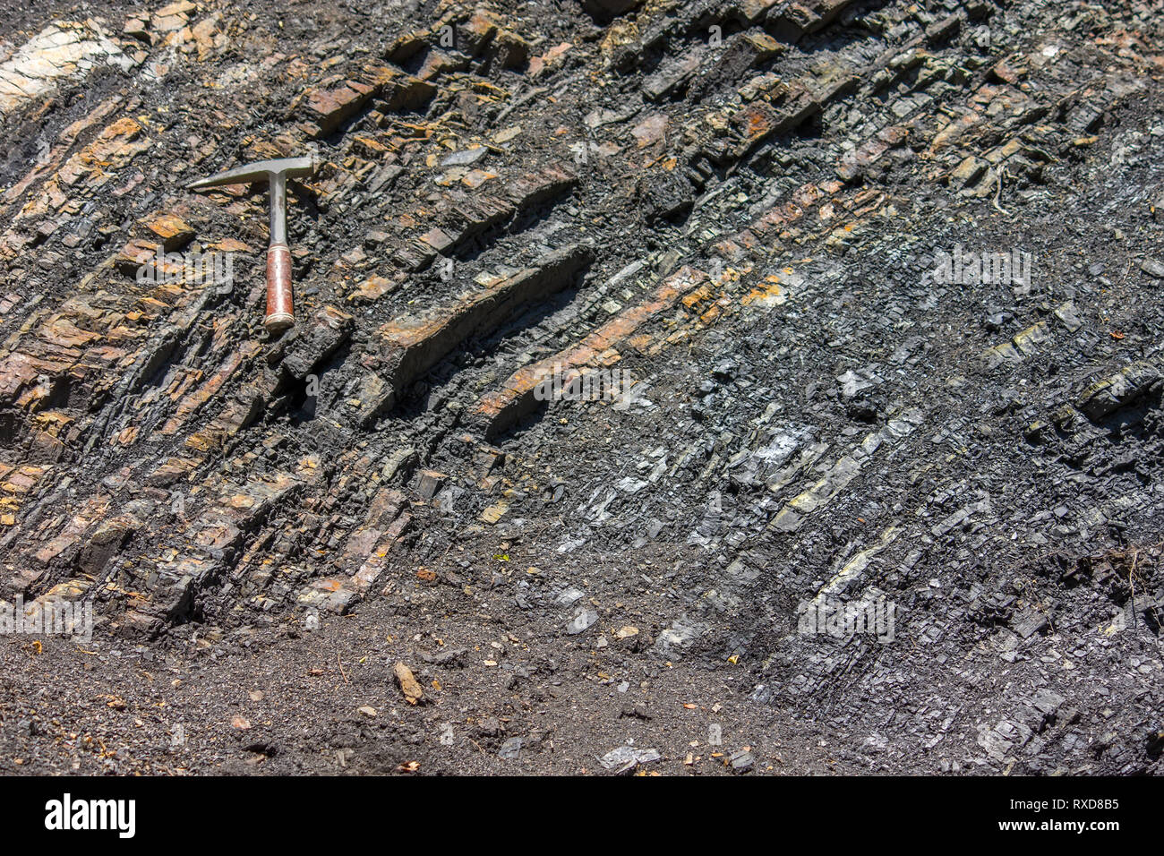 Geologische Hammer auf den Felsen Stockfoto