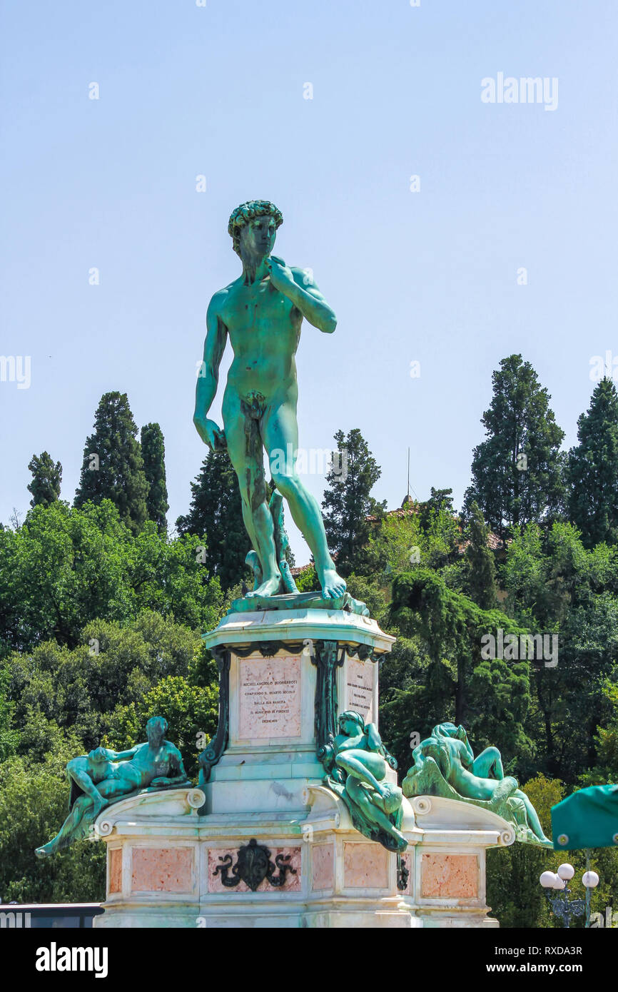 Blick auf die Statue von Michelangelos David in Florenz, Italien, an einem sonnigen Tag. Stockfoto