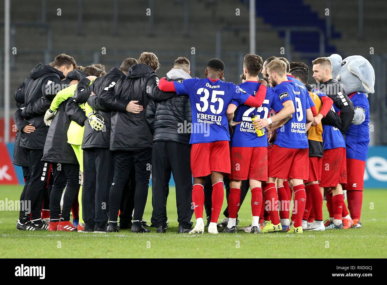 Firo: 08.03.2019 Fußball, 3.Bundesliga, Saison 2018/2019 KFC Uerdingen 05 - Karlsruher SC die Uerdinger die letzte Runde. | Verwendung weltweit Stockfoto