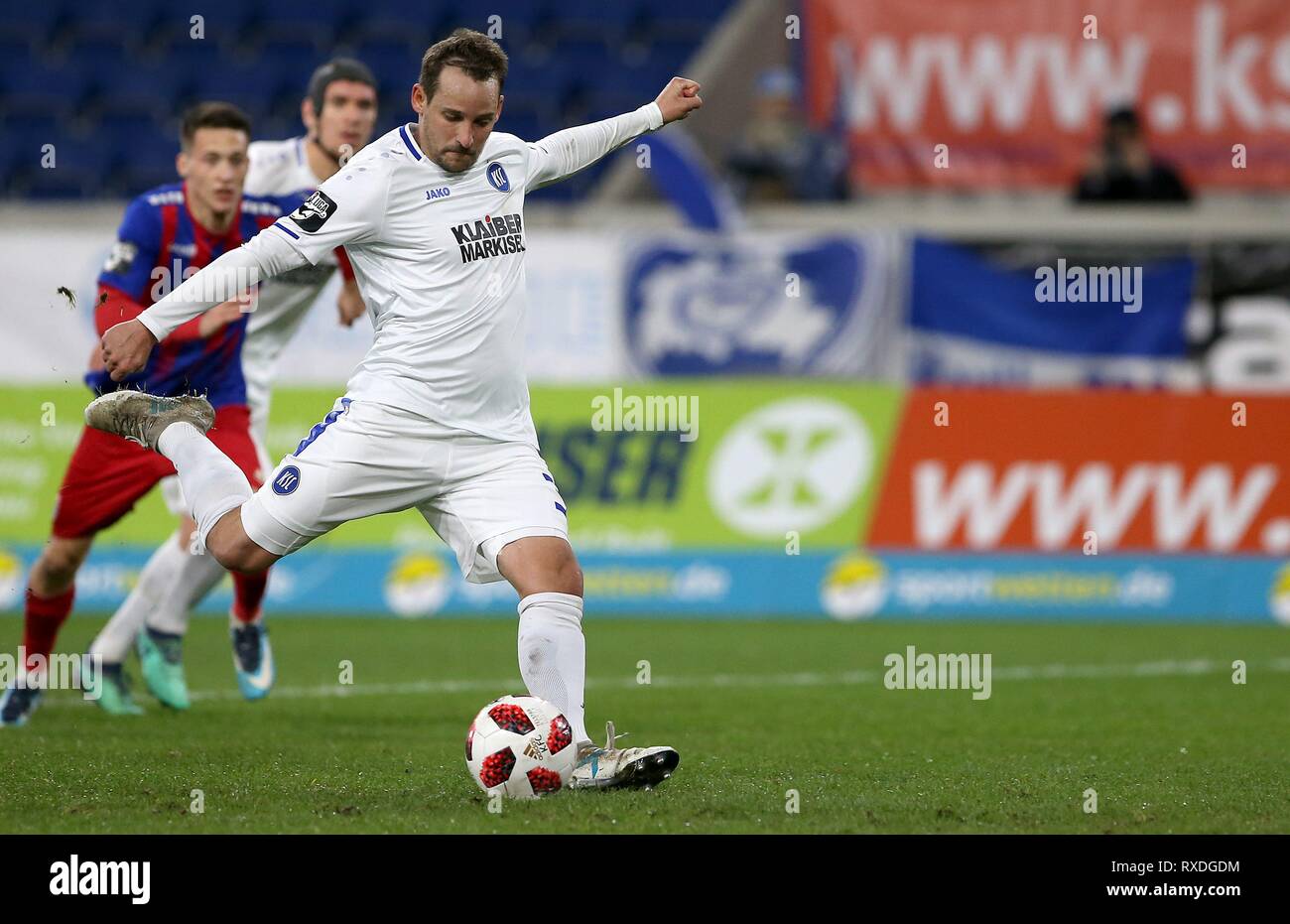 Firo: 08.03.2019 Fußball, 3. Bundesliga, Saison 2018/2019 KFC Uerdingen 05 - Karlsruher SC Anton Fink (Nr. 30, Karlsruher SC) Konvertiert die Strafe auf 0:2. | Verwendung weltweit Stockfoto