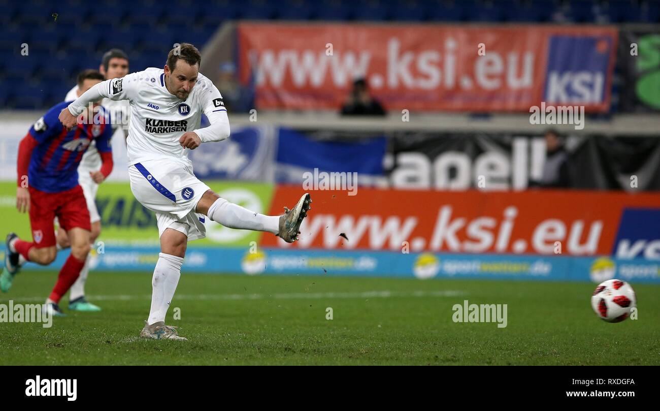 Firo: 08.03.2019 Fußball, 3. Bundesliga, Saison 2018/2019 KFC Uerdingen 05 - Karlsruher SC Anton Fink (Nr. 30, Karlsruher SC) sinkt die Strafe der 0:2 | Verwendung weltweit Stockfoto