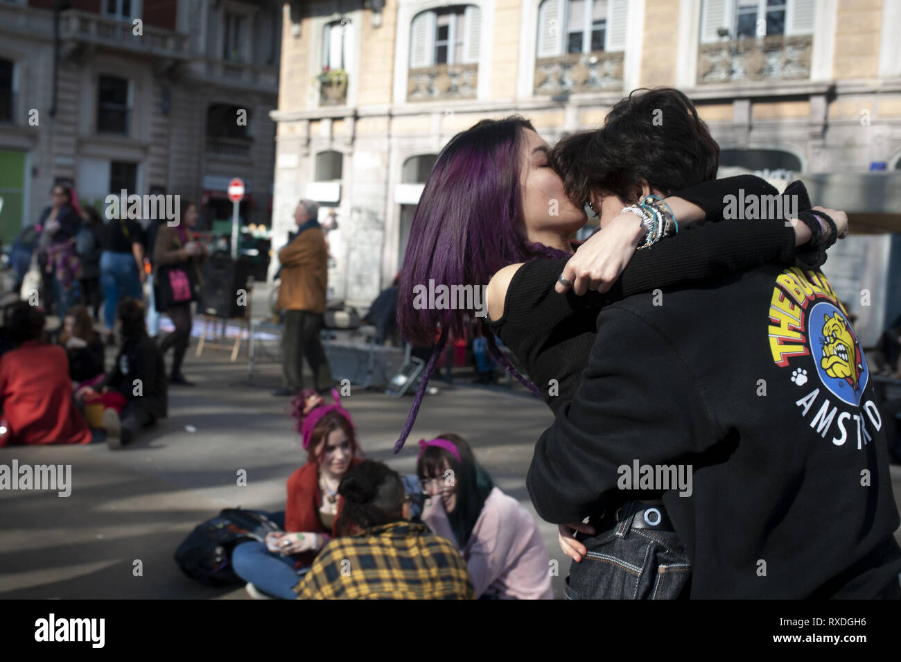 März 8, 2019 - Mailand, Lombardei, Italien - Freunde werden gesehen, umarmen an der Piazza Oberdan während des Protestes.. das Netz nicht Una di Meno geplante und organisierte eine Sammlung und ein Protest gegen die Diskriminierung der Frau, Mord und Gewalt auf der Veranstaltung der internationalen Frauen € ™ s Tag. Es war aufgerufen, Balance für Bessere, um die Gleichstellung der Geschlechter und das Gleichgewicht fördern. (Bild: © Valeria Ferraro/SOPA Bilder über ZUMA Draht) Stockfoto