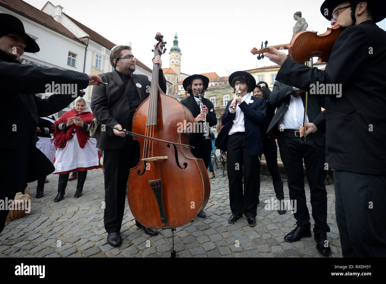 Mikulov, Tschechische Republik. 9. Mär 2019. Die jüdische Musiker in einer traditionellen Karneval Kostüm Spaziergang von Haus während der traditionelle Folklore Karnevalsumzug in Mikulov in der Region Südmähren in der Nähe von Österreich. Masopust und besonders die letzten Tage dieser Zeit war ein offizieller Feiertag des Wohllebens für Leute, die in der Vergangenheit. Das Wort wird aus fasank mangling das deutsche Wort Fashing, die die gleiche Bedeutung hat. Credit: Slavek Ruta/ZUMA Draht/Alamy leben Nachrichten Stockfoto