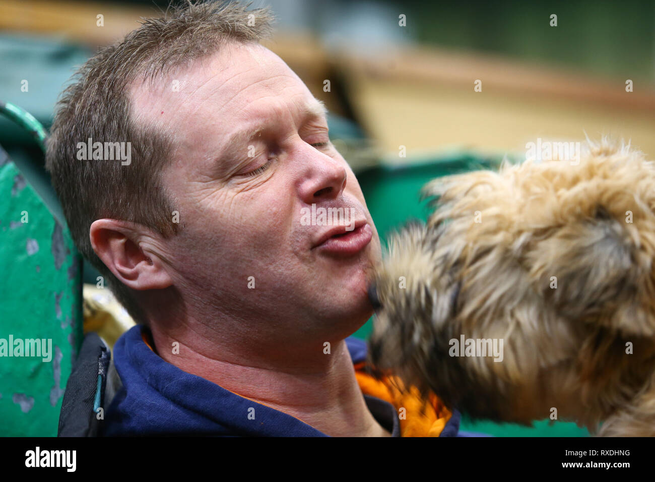 Birmingham, Großbritannien. 9. März, 2019. Ein liebevoller Moment zwischen einem Hund und seinem Besitzer. Credit: Peter Lopeman/Alamy leben Nachrichten Stockfoto