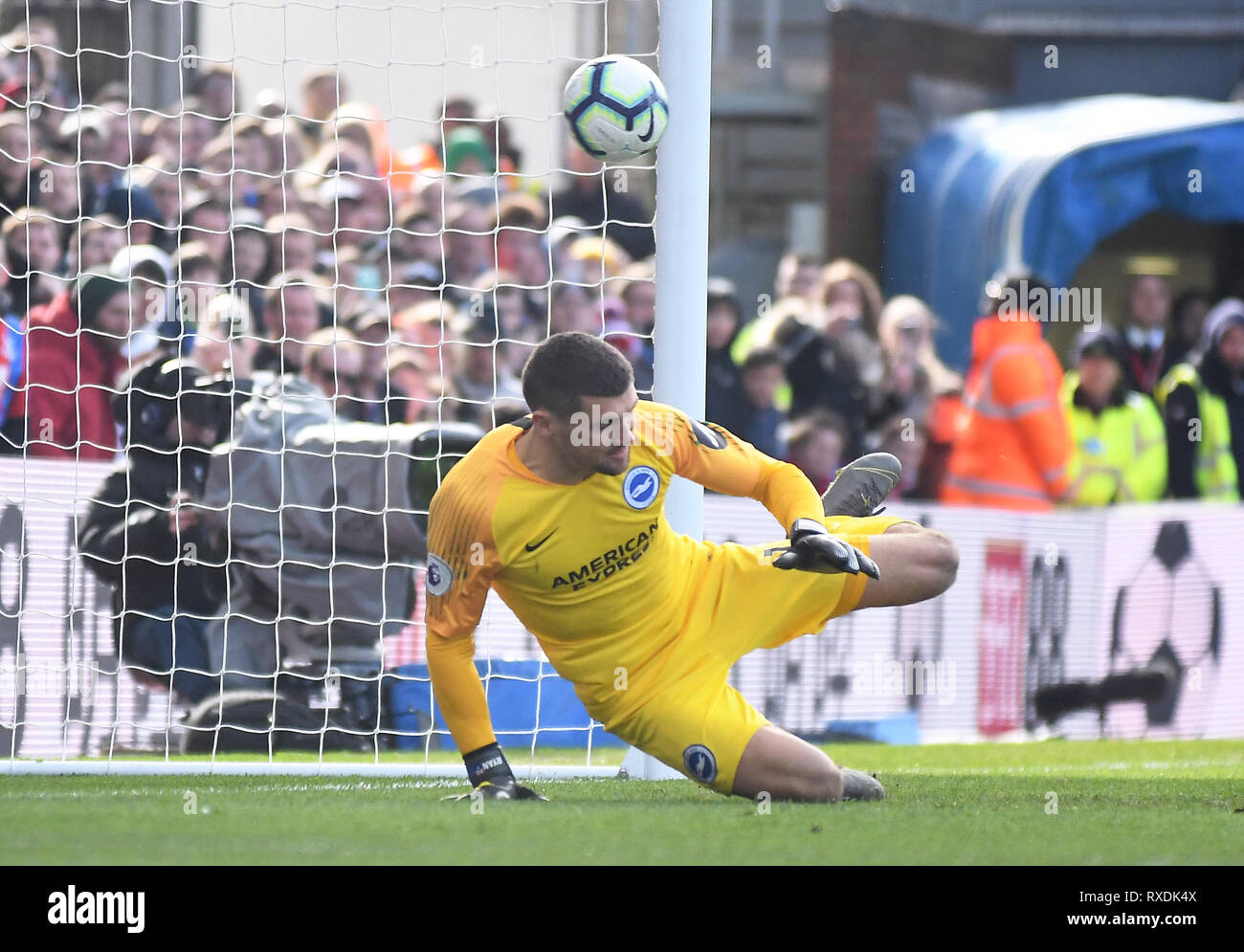 London, Großbritannien. 9 Mär, 2019. Mathew Ryan von Brighton räumt ein Ziel vom Elfmeterpunkt während der 2018/19 Premier League Spiel zwischen Crystal Palace FC und Brighton & Hove Albion an Selhurst Park. Credit: Cosmin Iftode/Alamy Live Nachrichten Leitartikel nur verwenden, eine Lizenz für die gewerbliche Nutzung erforderlich. Keine Verwendung in Wetten, Spiele oder einer einzelnen Verein/Liga/player Veröffentlichung. Credit: Cosmin Iftode/Alamy leben Nachrichten Stockfoto