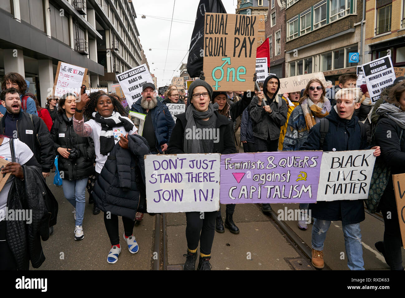 Amsterdam, Niederlande. 9. Mär 2019. Die Teilnehmer der Demonstration tragen Poster mit Nachrichten in der Verteidigung der Rechte der Frauen. März die Frauen der Bewegung zusammen, der den Frauen heute in Amsterdam gezeigt, in die Fußstapfen der großen Marken der Welt bei der Verteidigung der Rechte der Frauen und für die Gleichstellung der Geschlechter. Credit: Nacho Calonge/Alamy leben Nachrichten Stockfoto