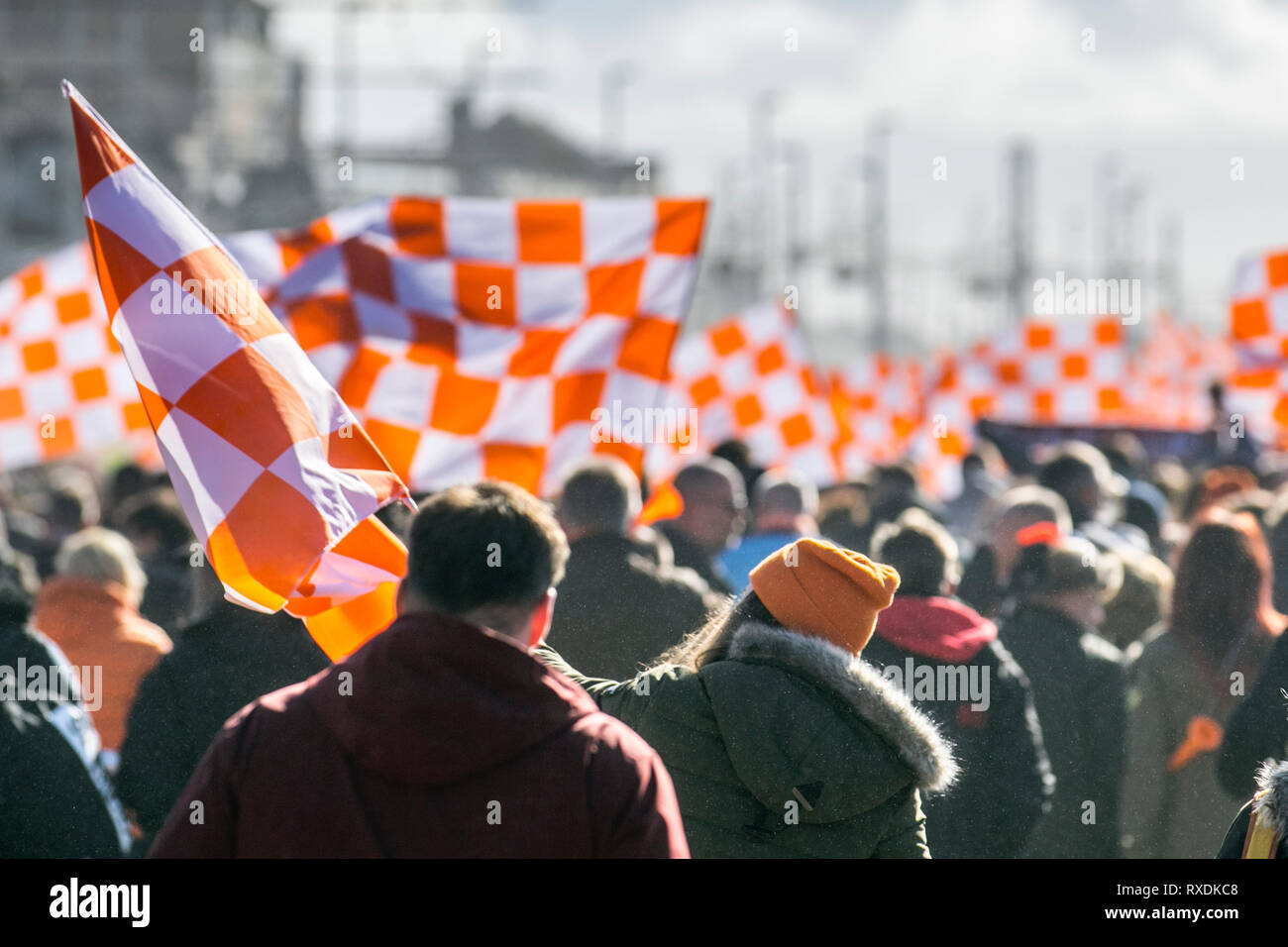 Blackpool, Lancashire, UK. 9. März, 2019. Blackpool Anhänger versammeln sich an der Küste vor dem Start das Spiel an der Bloomfield Road die Absetzung von Owen Oyston aus der Fußball-Club zu feiern. FC Blackpool leidgeprüften Fans haben endlich ihre Verein zurück und kehren zu den Spielen ihrer Mannschaft zu sehen. Der Tag ist endlich für Blackpools boykottieren Fans kommen, nach Hause zurückzukehren, um ihre Mannschaft zu unterstützen. Credit: MediaWorldImages/AlamyLiveNews Stockfoto