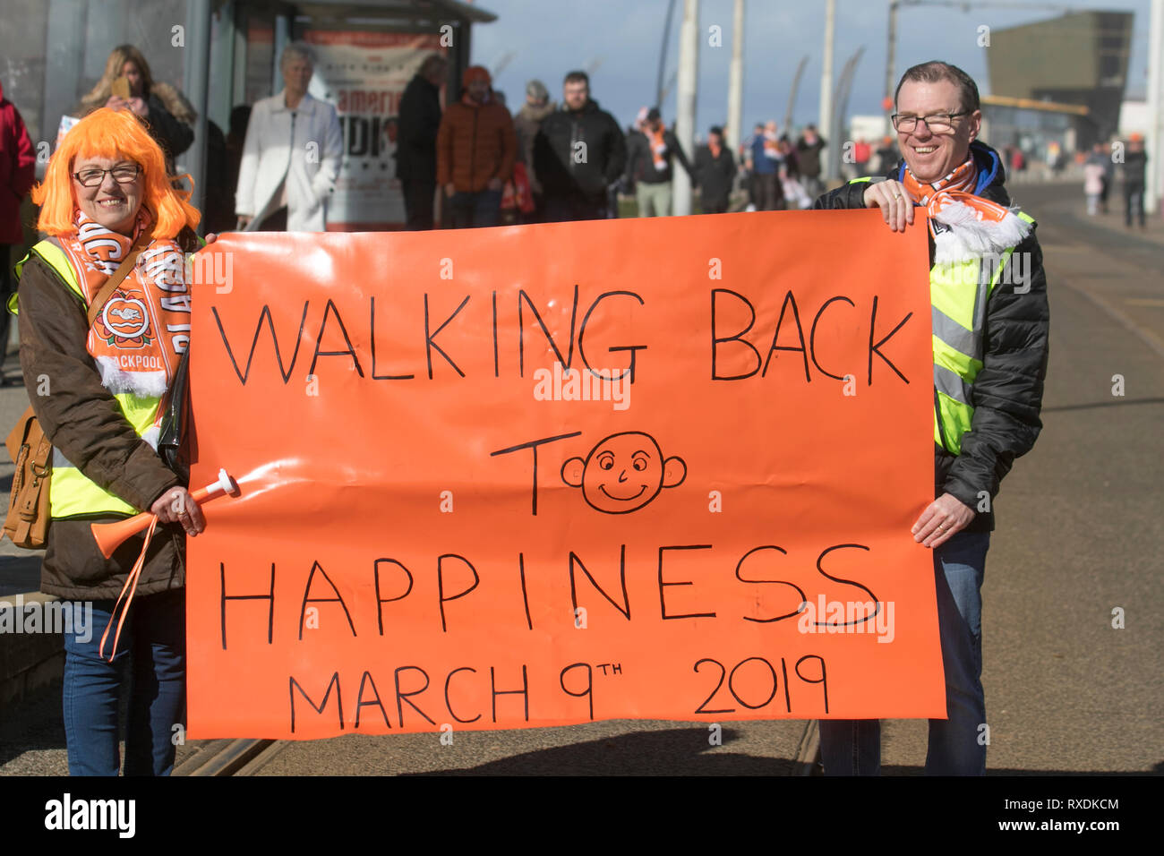 Blackpool, Lancashire, UK. 9. März, 2019. Blackpool Anhänger versammeln sich an der Küste vor dem Start das Spiel an der Bloomfield Road die Absetzung von Owen Oyston aus der Fußball-Club zu feiern. FC Blackpool leidgeprüften Fans haben endlich ihre Verein zurück und kehren zu den Spielen ihrer Mannschaft zu sehen. Der Tag ist endlich für Blackpools boykottieren Fans kommen, nach Hause zurückzukehren, um ihre Mannschaft zu unterstützen. Credit: MediaWorldImages/AlamyLiveNews Stockfoto