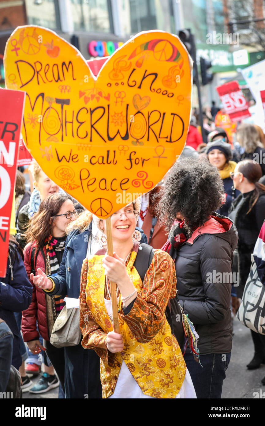 London, UK, 9. Mär 2019. Protestieren Frauen bei der Veranstaltung. Tausende von Frauen März durch das Zentrum von London von der Oxford Street, Trafalgar Square für ein Ende der Gewalt gegen Frauen zu protestieren, für Freiheit und Gerechtigkeit in der jährlichen Millionen Frauen steigen. Das Thema in diesem Jahr lautet "Niemals vergessen". Credit: Imageplotter/Alamy leben Nachrichten Stockfoto