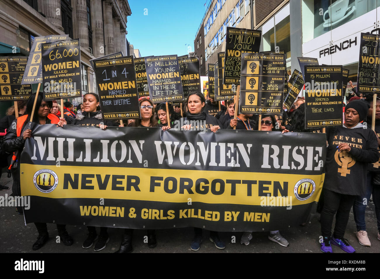 London, UK, 9. Mär 2019. Protestieren Frauen bei der Veranstaltung. Tausende von Frauen März durch das Zentrum von London von der Oxford Street, Trafalgar Square für ein Ende der Gewalt gegen Frauen zu protestieren, für Freiheit und Gerechtigkeit in der jährlichen Millionen Frauen steigen. Das Thema in diesem Jahr lautet "Niemals vergessen". Credit: Imageplotter/Alamy leben Nachrichten Stockfoto