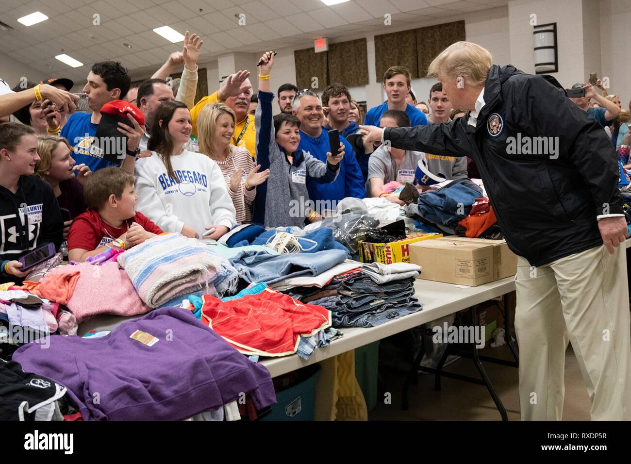 Opelika, Alabama, USA. 08. März, 2019. Us-Präsident Donald Trump erfüllt mit Bewohnern an der Vorsehung, die Baptist Church relief center März 8, 2019 in Smiths Station, Alabama. Die Region wurde durch einen Tornado am 3. März töten 23 Menschen getroffen. Credit: Planetpix/Alamy leben Nachrichten Stockfoto