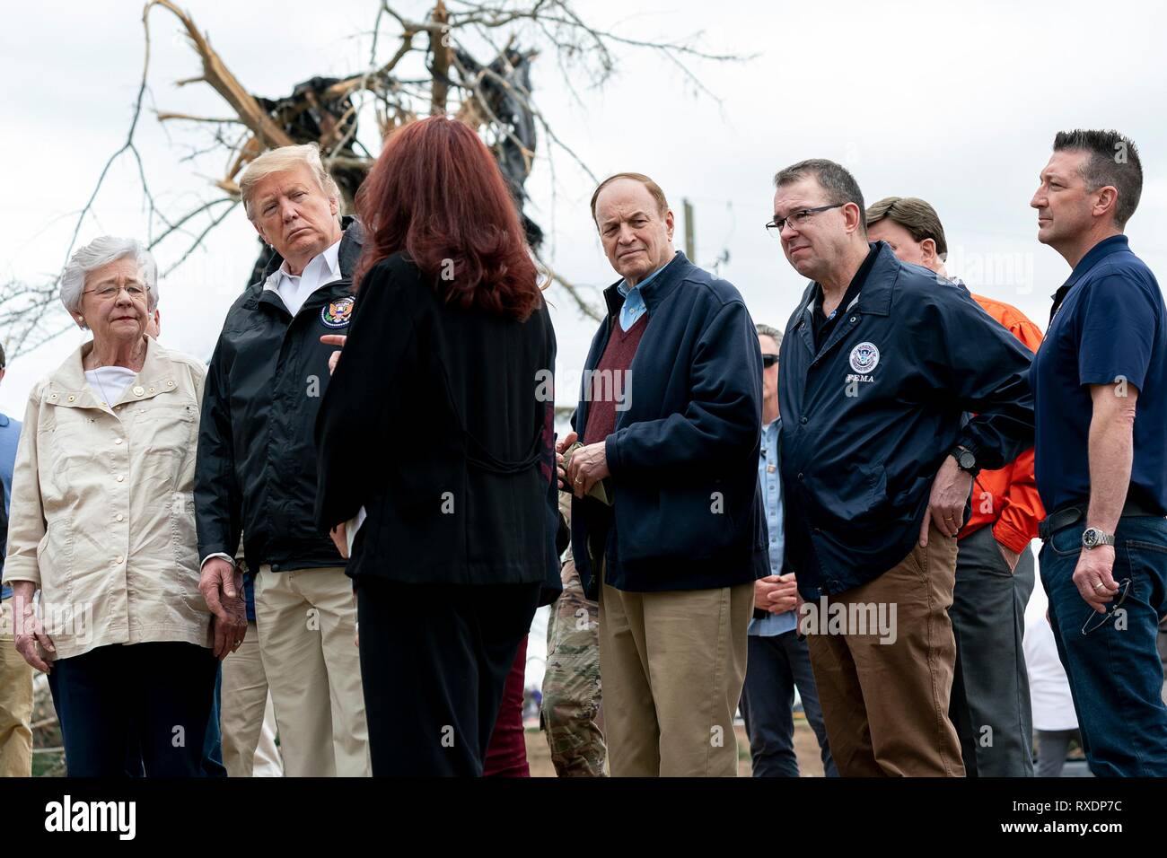 Opelika, Alabama, USA. 08. März, 2019. Us-Präsident Donald Trump Umfragen Schäden, und trifft sich mit Anwohnern entlang mit Alabama reg. Kay Ivey, Links, und Senator Richard Shelby, Zentrum, 8. März 2019 in Auburn, Alabama. Die Region wurde durch einen Tornado am 3. März töten 23 Menschen getroffen. Credit: Planetpix/Alamy leben Nachrichten Stockfoto