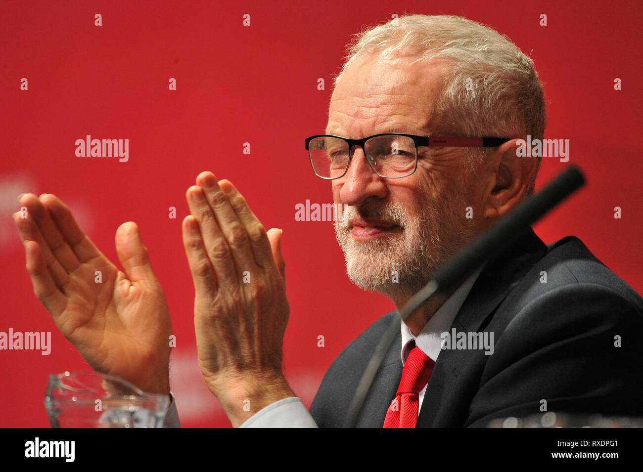 Dundee, Großbritannien. 9 Mär, 2019. Schottische Labour-vorsitzende - Richard Leonard Adressen Konferenz mit seiner Keynote. (Abgebildet auf der linken Seite ist Jeremy Corbyn MP) Quelle: Colin Fisher/Alamy leben Nachrichten Stockfoto