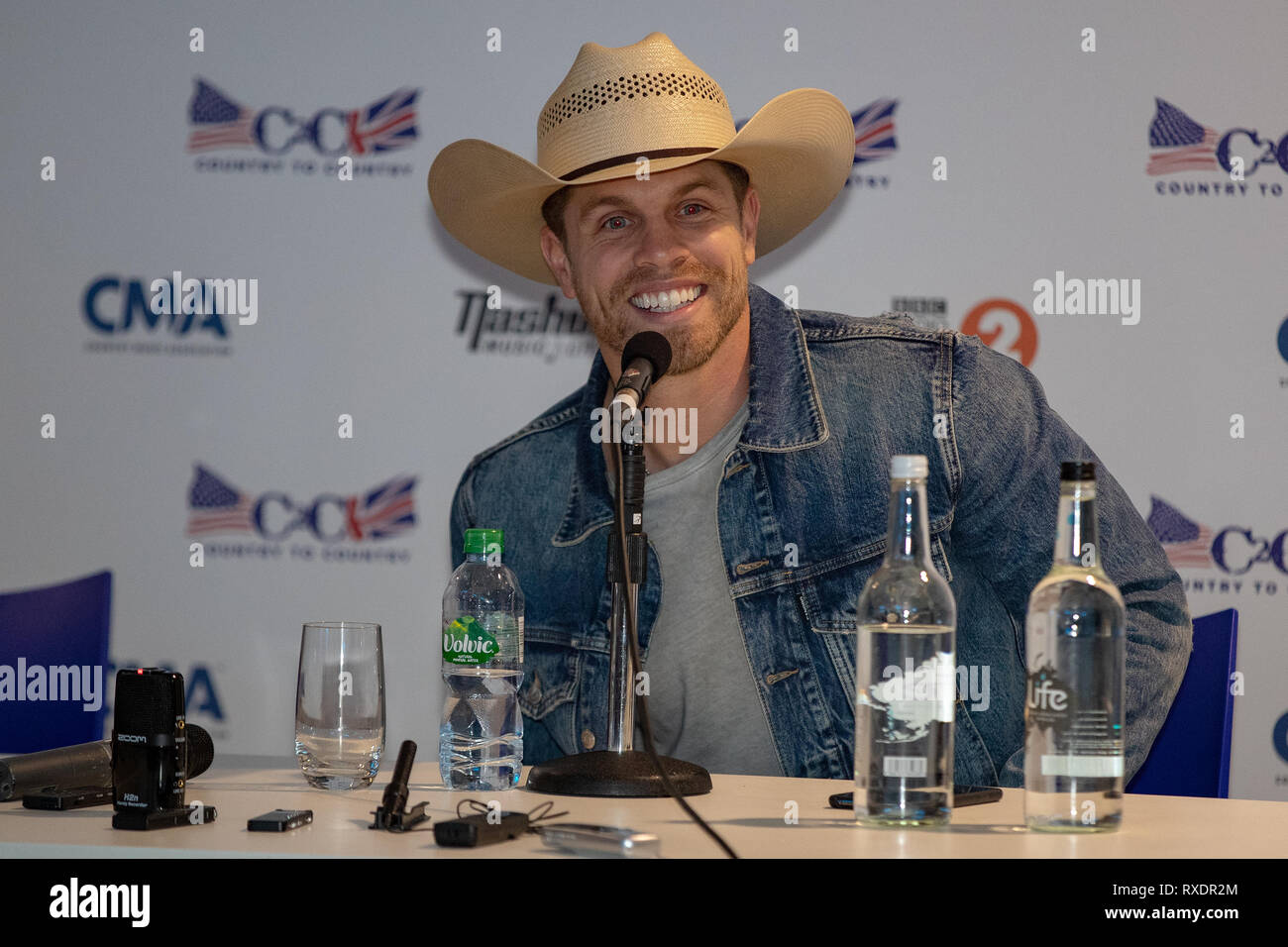 London, Großbritannien. 09 Mär, 2019. London, Großbritannien. Samstag, 9. März 2019. Dustin Lynch stellt backstage am Tag 1 der C2C-Land 2 Land Festival in der O2 Arena, Kredit: Jason Richardson/Alamy leben Nachrichten Stockfoto