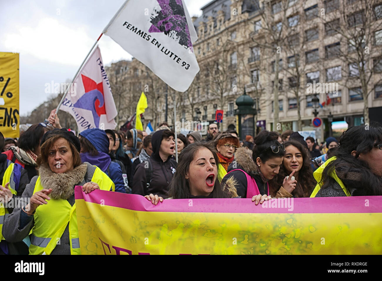 Paris, Frankreich. 09 Mär, 2019. 17. Welle der Gelben Westen Proteste, beginnend am Place de l'Etoile, den Champs Elysees, Avenue Franklin Roosevelt, Rue La Boétie, Saint-Augustn, bis Champs de Mars. Frauen sind in, Sie öffnen Der trauerzug. und Protest über die fehlende Gleichstellung von Frauen und Männern Quelle: Roger Ankri/Alamy leben Nachrichten Stockfoto