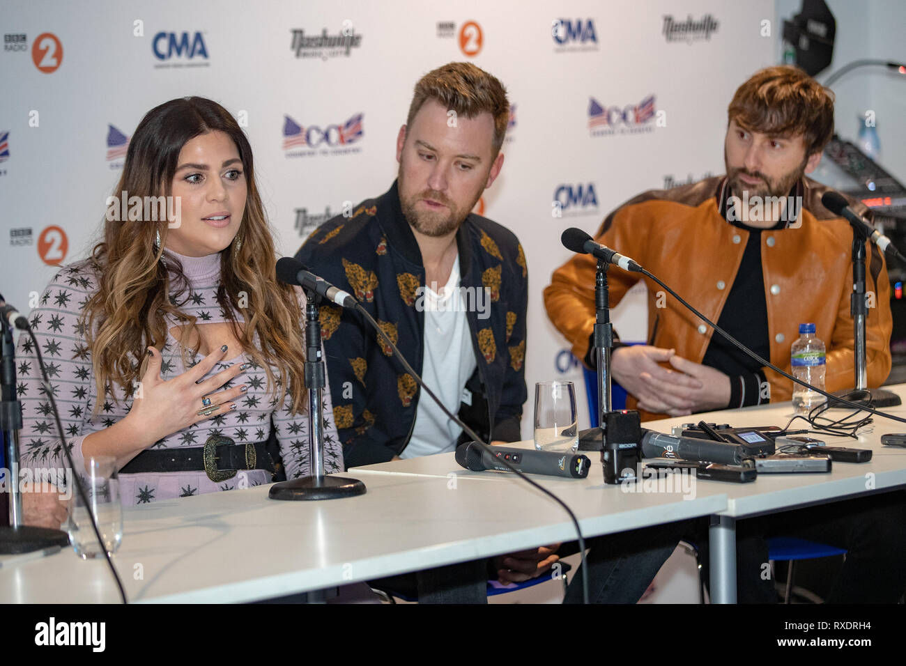 London, Großbritannien. 09 Mär, 2019. London, Großbritannien. Samstag, 9. März 2019. Lady Antebellum aus Hillary Scott (C), Charles Kelley (L) und Dave Haywood (R) stellt Backstage an Tag 2 der C2C-Land 2 Land Festival in der O2 Arena, Kredit: Jason Richardson/Alamy leben Nachrichten Stockfoto