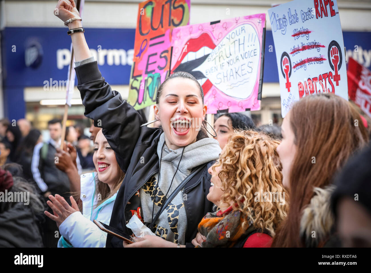 London, UK, 9. Mär 2019. Protestieren Frauen bei der Veranstaltung. Tausende von Frauen März durch das Zentrum von London von der Oxford Street, Trafalgar Square für ein Ende der Gewalt gegen Frauen zu protestieren, für Freiheit und Gerechtigkeit in der jährlichen Millionen Frauen steigen. Das Thema in diesem Jahr lautet "Niemals vergessen". Credit: Imageplotter/Alamy leben Nachrichten Stockfoto