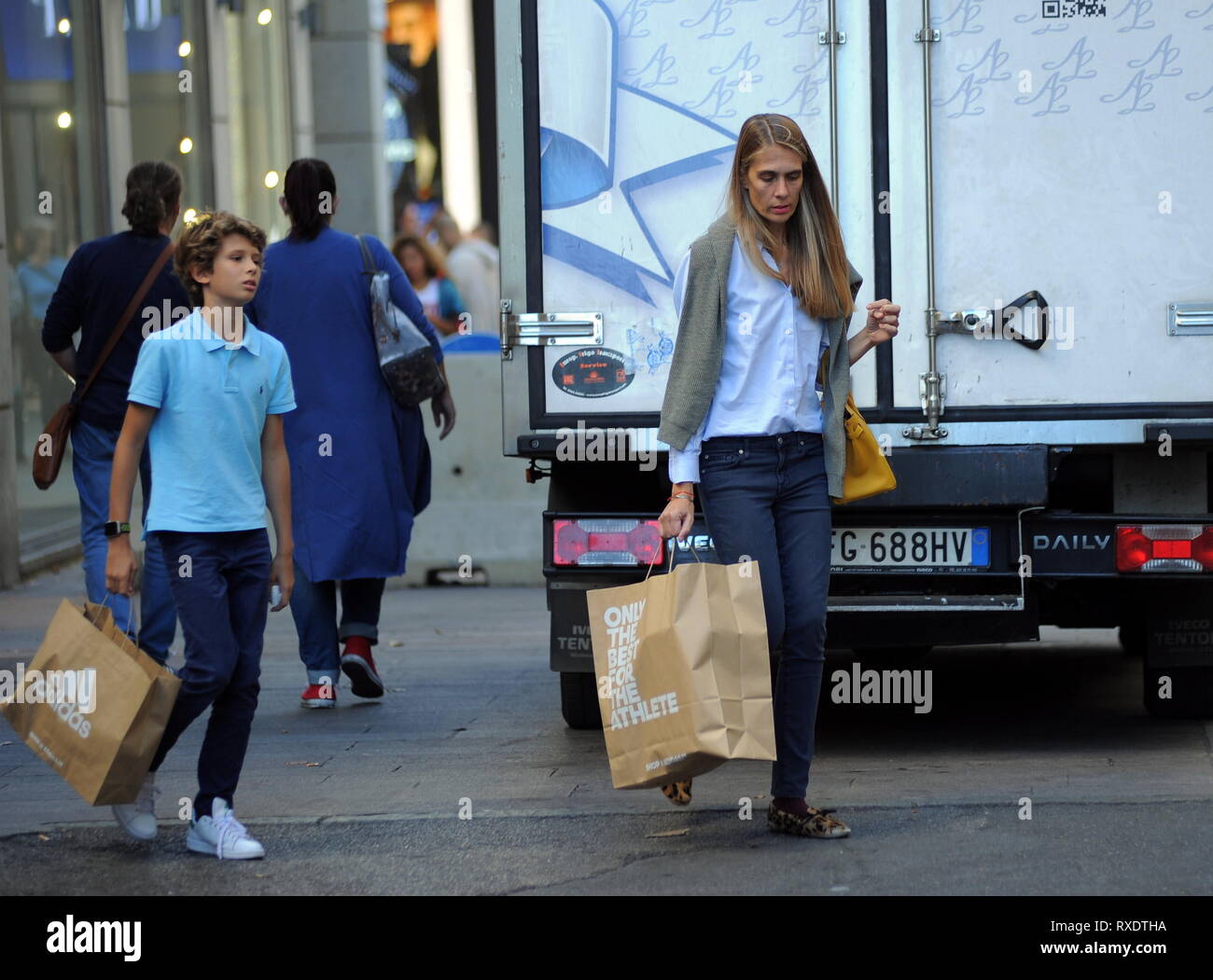 Mailand, Italien. 09. März, 2019. Mailand, Lavinia Borromeo bringt ihren  Sohn Leone Shop vor Juve Atletico Lavinia Borromeo, Ehefrau von John  Elkann, Downtown kommt und gemeinsam mit ihrem Sohn LEONE tritt in