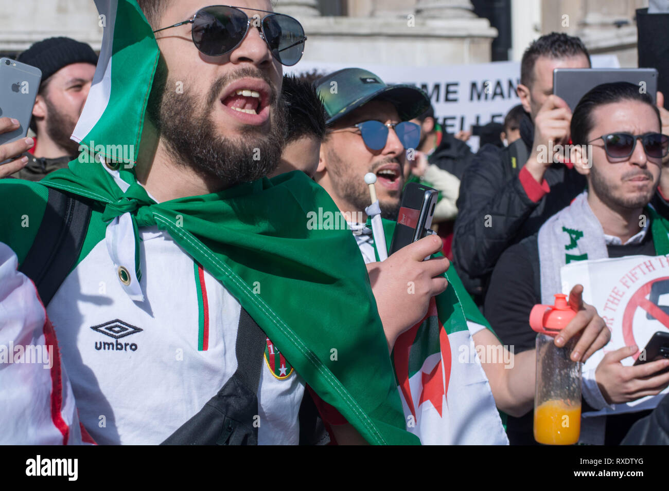 London, Großbritannien. 09. März, 2019. Samstag, den 9. März, 1:00 Uhr Trafalgar Square. London UK Algier, hat die größten Demonstrationen seit über einem Jahrzehnt in den letzten Tagen hatte, als Menschenmengen gegen Abdelaziz Bouteflika protestiert, die eine fünfte Amtszeit als Präsident nach 20 Jahren an der Macht. Heute London algerischen Gemeinde auch in Solidarität mit den Demonstranten zu Hause stand, wie das Regime hat löschte alle Medien in Algerien, und die Polizei mit Gewalt gegen Demonstranten versammelten gehandelt haben, Kredit: Philip Robins/Alamy leben Nachrichten Stockfoto