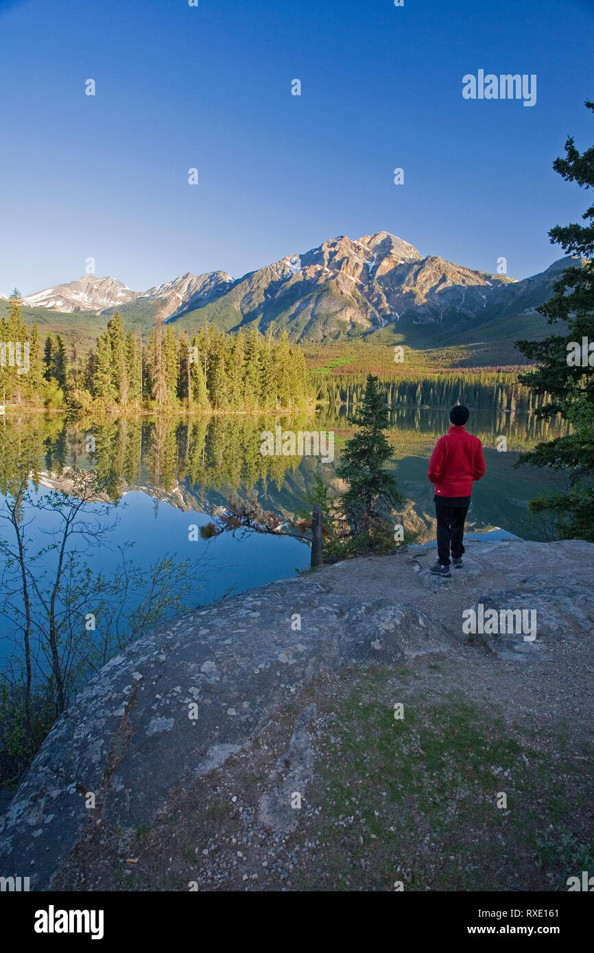 Mittleres Alter Mann am frühen Morgen im Pyramid Lake, Jasper National Park, Alberta, Kanada. Stockfoto