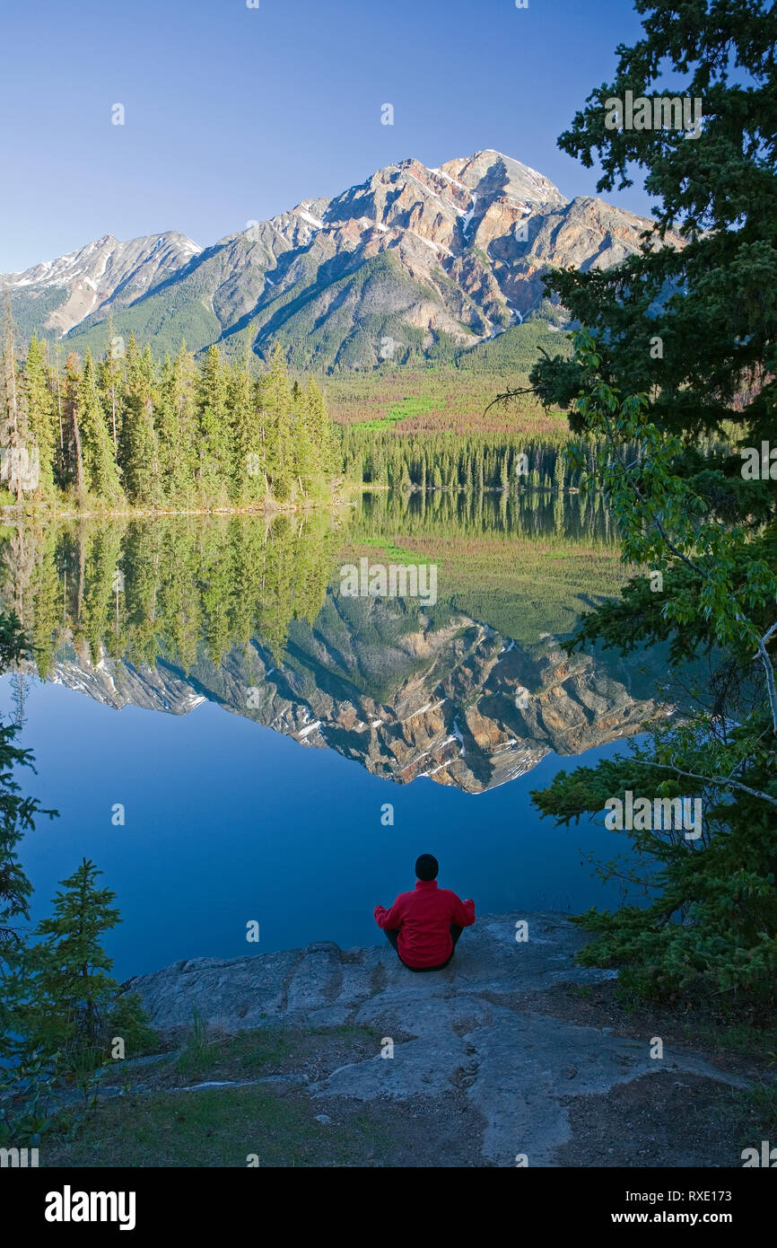 Mittleres Alter männlich Meditieren im Pyramid Lake, Jasper National Park, Alberta, Kanada Stockfoto