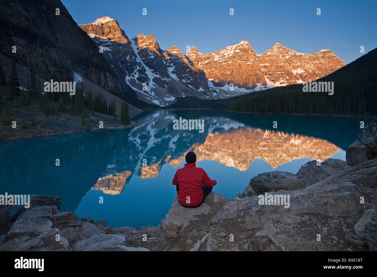 Mittleres Alter Mann Meditation am frühen Morgen Am Moraine Lake, Banff National Park, Alberta, Kanada. Stockfoto
